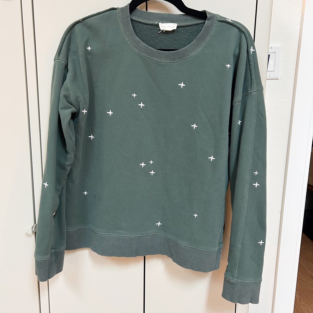 HEM & THREAD Green star sweatshirt - sz M - embroidered Popover, Side Slits